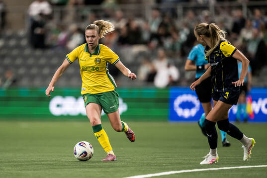 Bea Sprung of Hammarby and Yana Kotyk of Metalist 1925