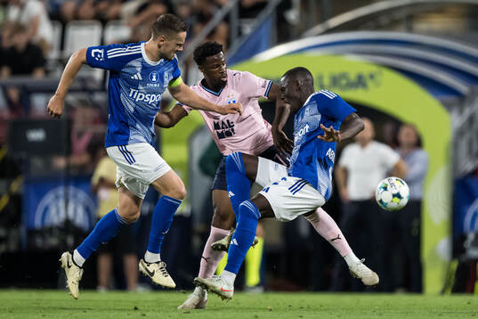 Taha Ali of Malmö FF against Tomas Huk and Abdoulaye Sylla