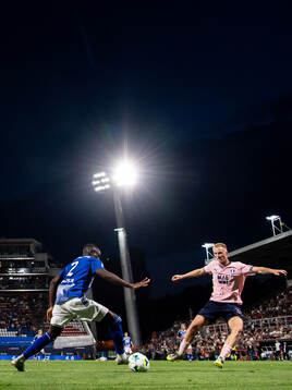 Abdoulaye Sylla of SK Sigma Olomouc and Daniel Gudjohnsen
