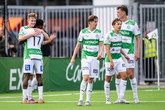 Västerås Karl Gunnarsson jublar med lagkamrater