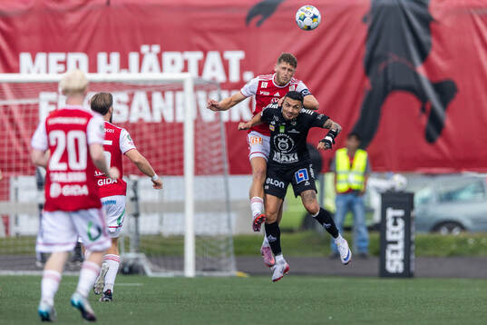 Sandvikens IFs Emil Engqvist och Örebros Ahmed Yasin