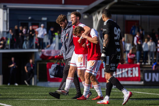 Sandvikens IFs Kasper Harletun får hjälp av plan