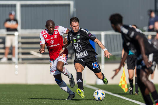 Sandvikens IFs Moonga Simba och Örebros Samuel Kroon