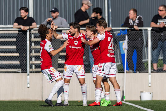 Sandvikens IFs Victor Backman jublar med lagkamrater