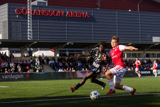 Sandvikens IFs Linus Tagesson i kamp om bollen med Örebros