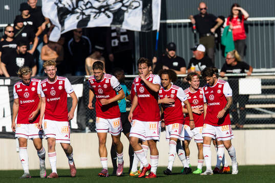 a höger) gör 2-1 och gratuleras av lagkamrater