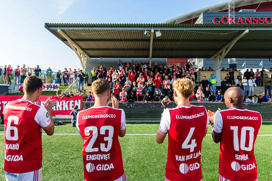 Sandvikens IFs spelare tackar publiken