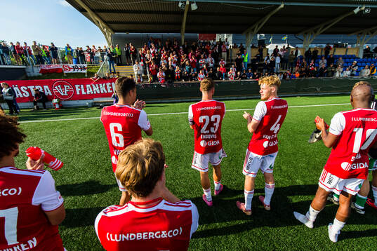 Sandvikens IFs spelare tackar publiken