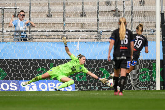 Malmö FFs målvakt Moa Öhman och Växjö DFFs Larkin