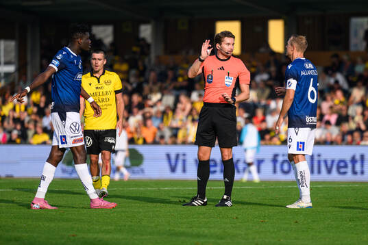 Domare Joakim Östling i samtal med Halmstads Joel Allansson