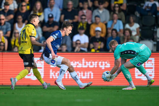 Mjällbys Timo Stavitski och Halmstads målvakt Tim