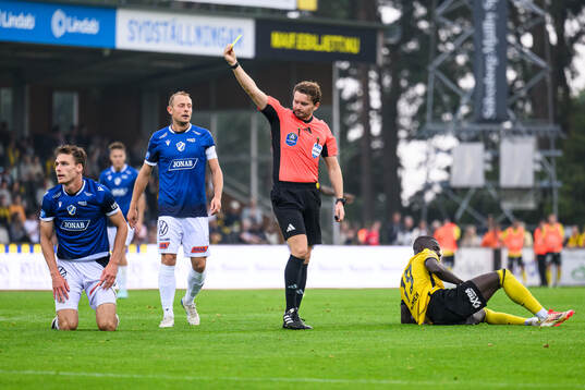 Domare Joakim Östling varnar Halmstads Villiam Granath