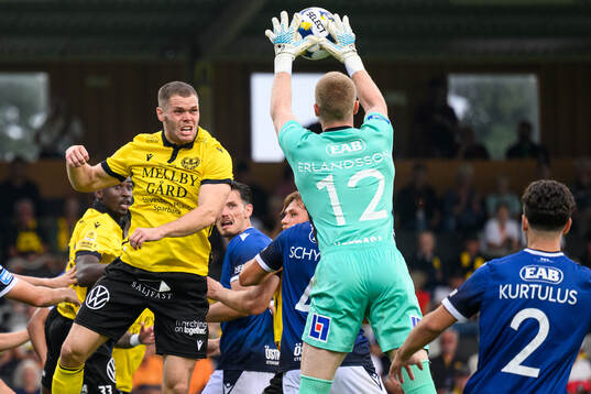 Mjällbys Jacob Bergström och Halmstads målvakt Tim