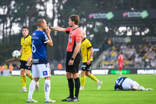 Halmstads Joel Allansson i samtal med domare Joakim