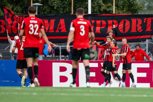 Brommapojkarnas Alex Timossi Andersson jublar