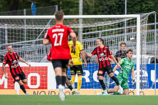 Brommapojkarnas Alex Timossi Andersson jublar