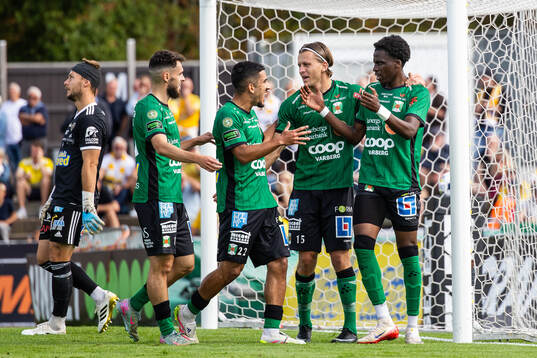 Varbergs Calvin Kabuye jublar med lagkamrater