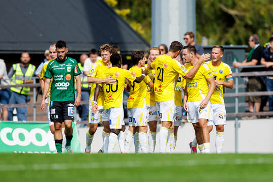 Falkenbergs Viktor Ekblom jublar med laget