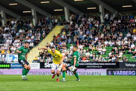Varbergs Erion Sadiku och Gustav Broman i kamp om bollen