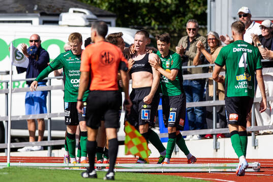 Varbergs Anton Liljenbäck jublar med lagkamrater