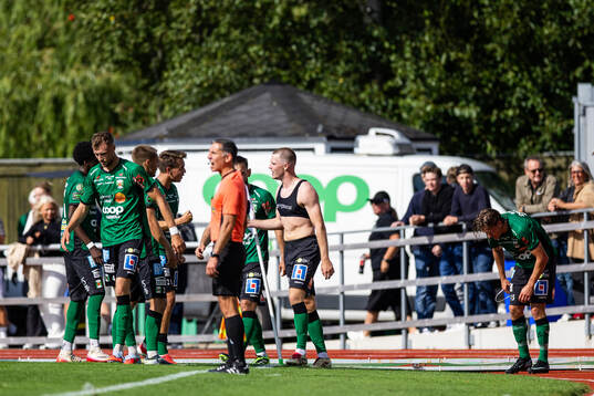 Varbergs Anton Liljenbäck jublar med lagkamrater