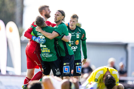 Varbergs målvakt Fredrik Andersson jublar med lagkamrater