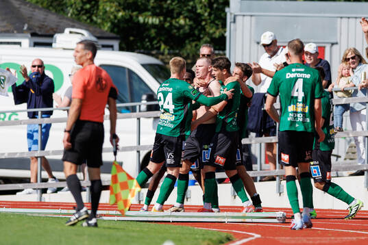 Varbergs Anton Liljenbäck jublar med laget