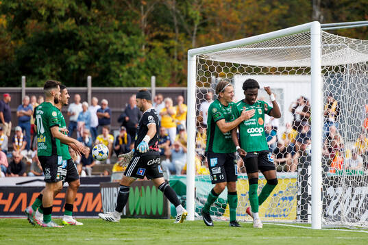 Varbergs Jesper Jonasson Westermark och Calvin Kabuye jublar