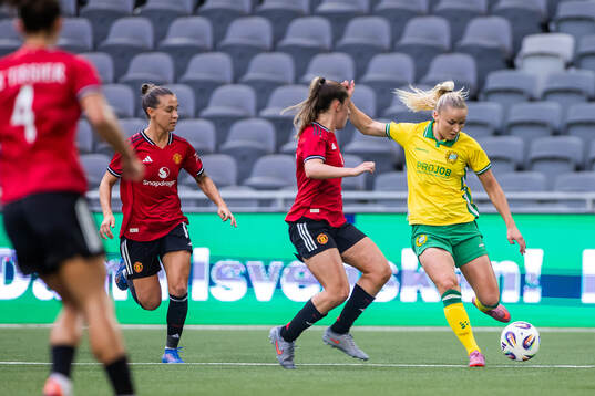 Julia Zigiotti Olme of Manchester United and Anna Jøsendal