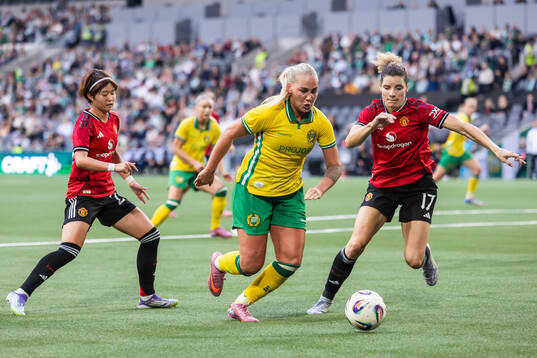 Cathinka Tandberg of Hammarby and Dominique Janssen of