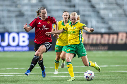 Elisabeth Terland of Manchester United and Emilie Joramo of