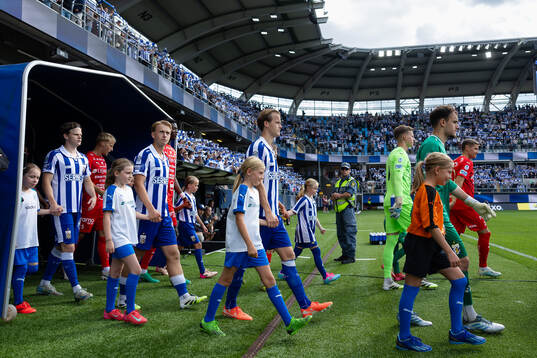 IFK Göteborgs och Värnamos spelare på väg in för line