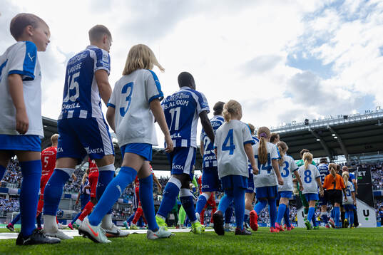 IFK Göteborgs och Värnamos spelare på väg in för line
