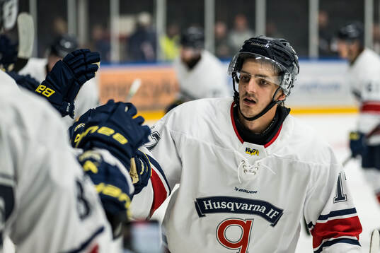 HV71s Isac Brännström jublar