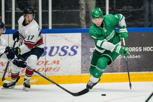 HV71s Isac Brännström och Rögles Paul LaDue
