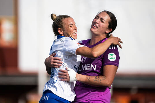 IFK Norrköpings Jessica Wik och målvakt Caroline Delisle