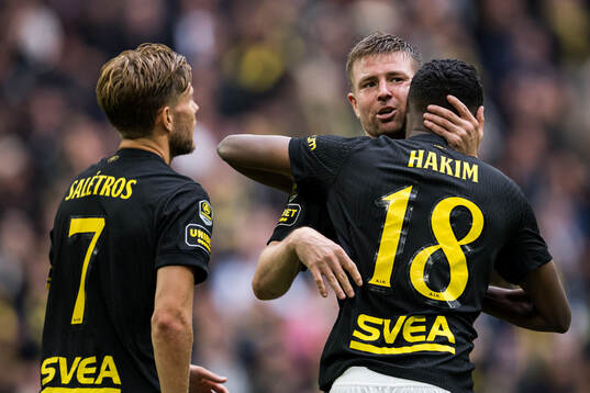 AIKs Abdihakin Ali jublar med Mads Døhr Thychosen