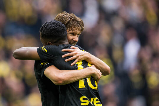 AIKs Abdihakin Ali och Anton Salétros jublar