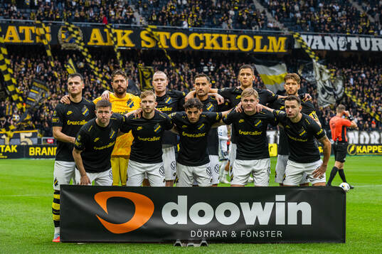 AIKs startelva ställer upp för en lagbild