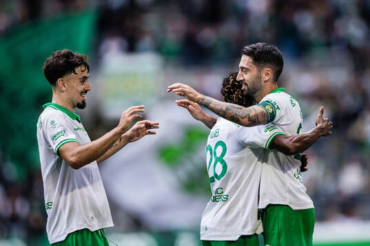 Hammarbys Nahir Besara (h) jublar med Sebastian Tounekti