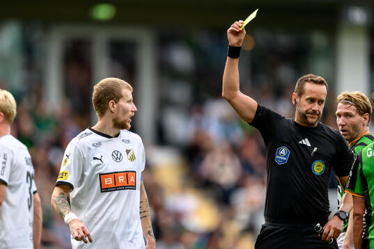 Domare Victor Wolf varnar Häckens Simon Gustafson