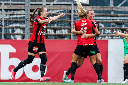 Brommapojkarnas Ellen Toivio jublar