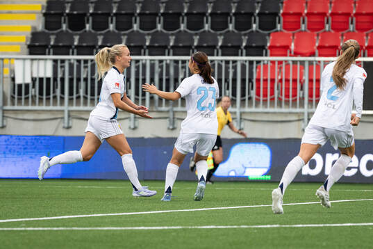 Djurgårdens Tove Almqvist och Urara Watanabe jublar