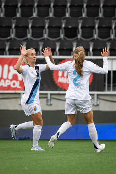 Djurgårdens Tove Almqvist jublar med Ebba Hed