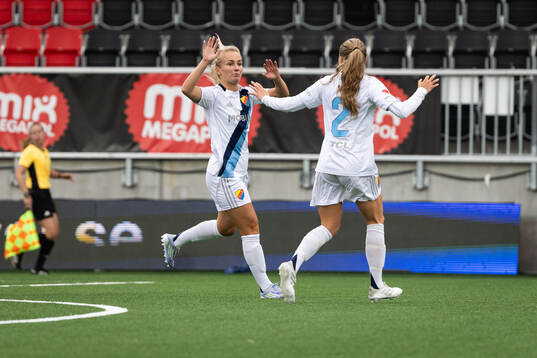 Djurgårdens Tove Almqvist jublar med Ebba Hed