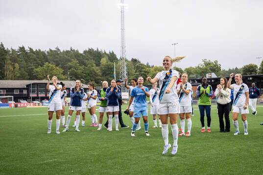 Djurgårdens Tove Almqvist jublar med lagkamrater