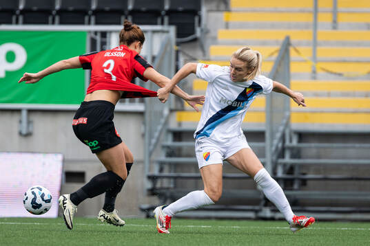 Brommapojkarnas Julia Olsson och Djurgårdens Mimmi Larsson