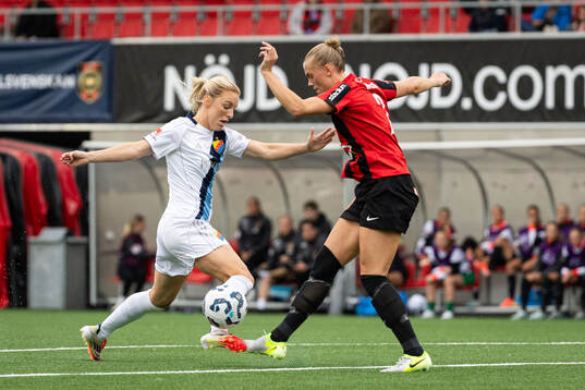 Djurgårdens Mimmi Larsson och Brommapojkarnas Amanda Wulff