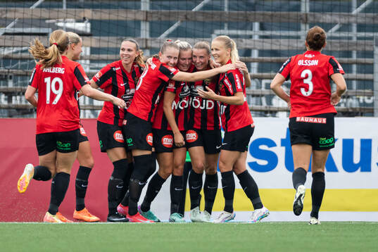 Brommapojkarnas Ellen Toivio och lagkamrater jublar