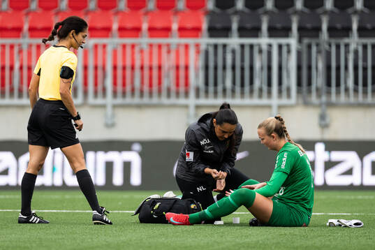 Brommapojkarnas målvakt Clara Ekstrand har ont